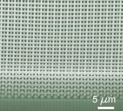 sturkura o rozměrech menších než mikrometr vytištěná komplexem titanu
